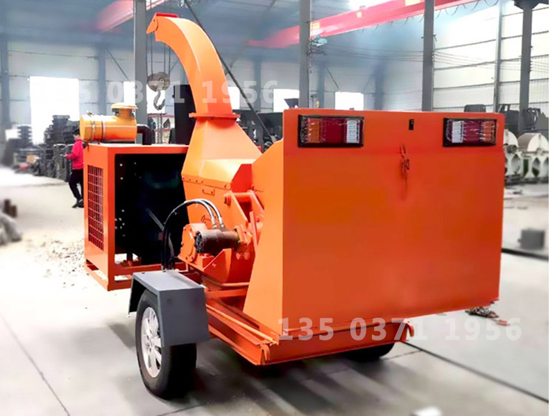 拖拉機(jī)帶樹枝粉碎機(jī)